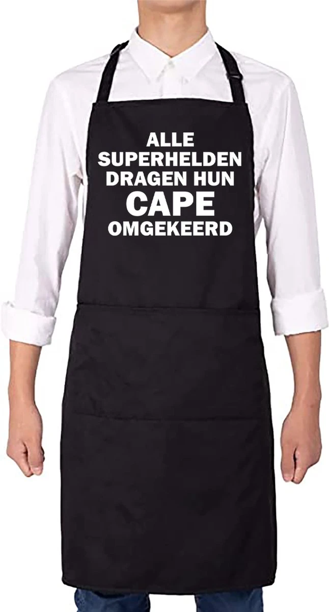 KARIBAN ALLE SUPERHELDEN DRAGEN HUN CAPE OMGEKEERD Herenschort - Zwart Met Witte Tekst - One Size (volwassenen) - Luxe Schort - Keuken | Barbeque | BBQ | Bedienings Schort - Grappige Teksten | Designs - Voor De Stoere Man - Verstelbaar - Cadeau